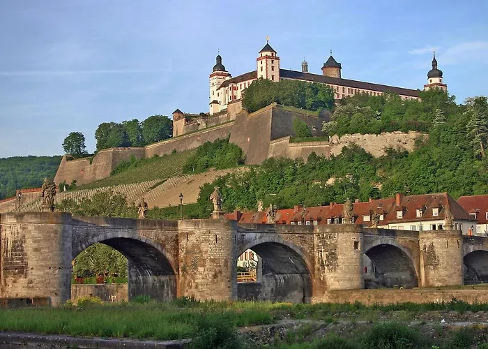 Luxury City Apartment - View Of River And Castle