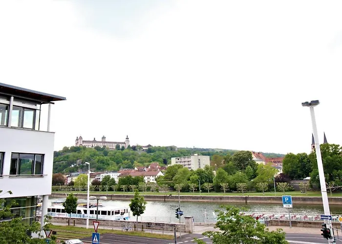 Luxury City Apartment - View Of River And Castle